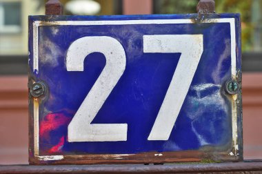 Mavi arka plandaki 27 numaralı tabelayı yakından çek.