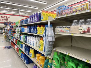 Bazı boş bölümleri olan bir perakende mağazasındaki temizlik reyonunun seçici odak noktası