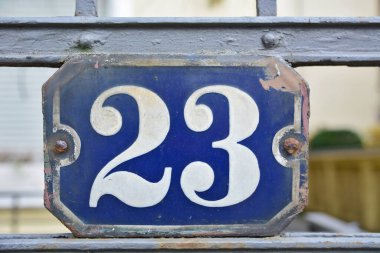 23 numaralı metalik tabelanın yakın çekim görüntüsü..