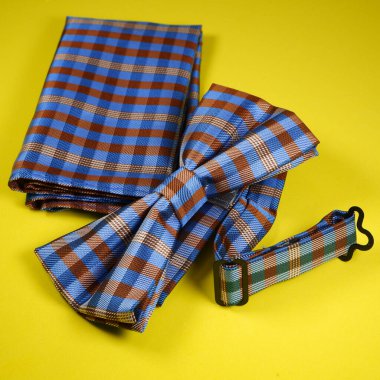 Sarı arkaplanda izole edilmiş bir papyon.