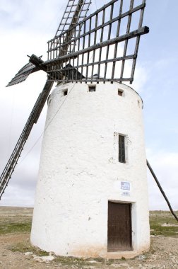 Campo de Criptana 'daki İspanyol yel değirmeninin dikey çekimi.