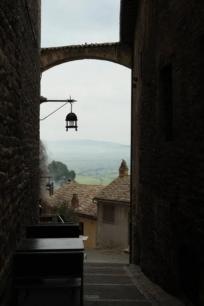 Vertical Shot Narrow Street Assisi Italy — Stock Photo, Image