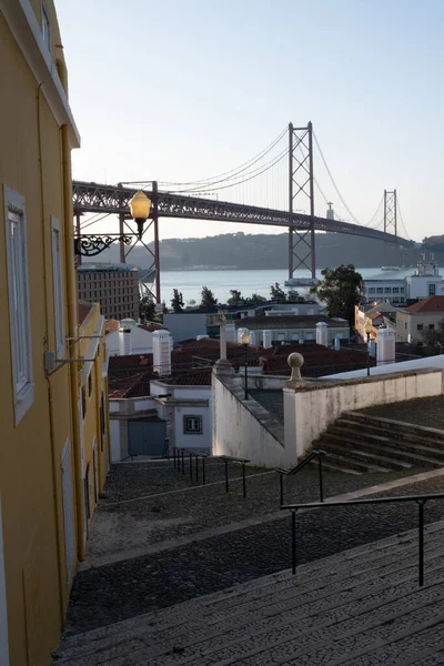 Een Verticaal Shot Van Een Brug Lissabon Met Een Stadsgezicht — Stockfoto