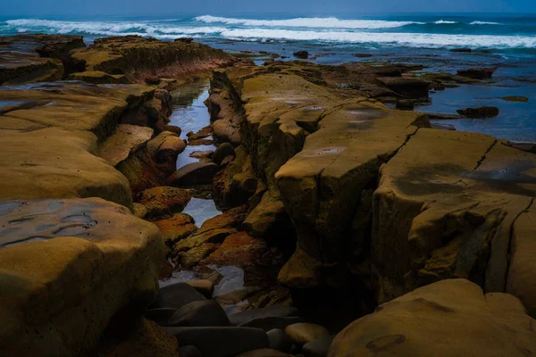 Roky Shoreline Jolla California Wodą Poruszającą Się Skałach Wth Nice — Zdjęcie stockowe