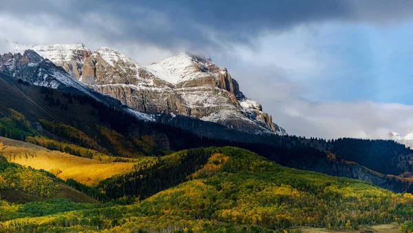 Μια Γραφική Θέα Της Πράσινης Κοιλάδας Φόντο Ένα Χιονισμένο Βουνό — Φωτογραφία Αρχείου