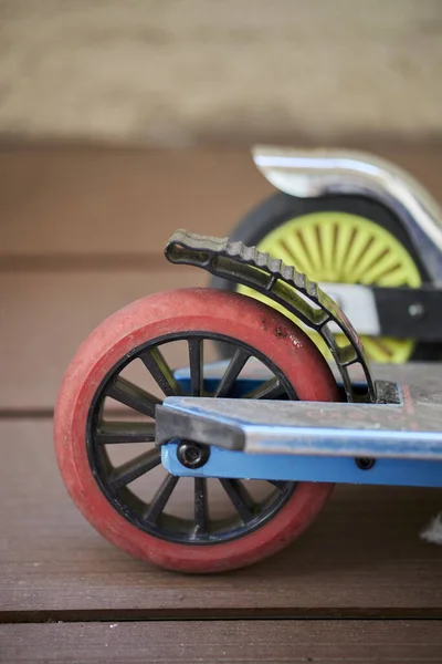 スクーターの車輪の垂直閉鎖 — ストック写真