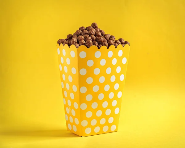 Close Deliciosos Cereais Pipocas Fundo Amarelo — Fotografia de Stock