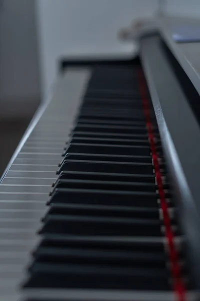 Πλήκτρα Πιάνου Εκτός Εστίασης Ρηχό Βάθος Πεδίου Και Κόκκινους Τόνους — Φωτογραφία Αρχείου
