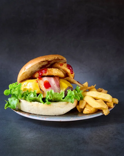 Studiebillede Frisk Burger Med Pomfritter Mørk Baggrund - Stock-foto