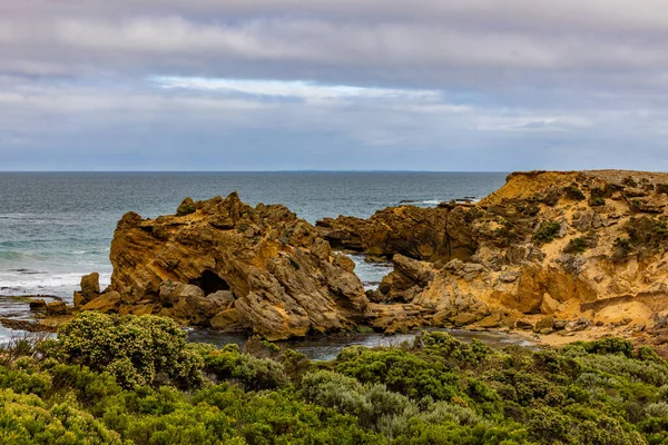 晴れた日には海とグレートオーシャンロード ビクトリア海岸線オーストラリアの魅惑的な景色 — ストック写真