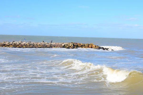 Belo Tiro Mar Ondulado Batendo Uma Praia Areia Sob Céu — Fotografia de Stock