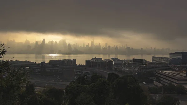 Dramatische Bewolkt New York City Zonsopgang Uit New Jersey Verenigde — Stockfoto