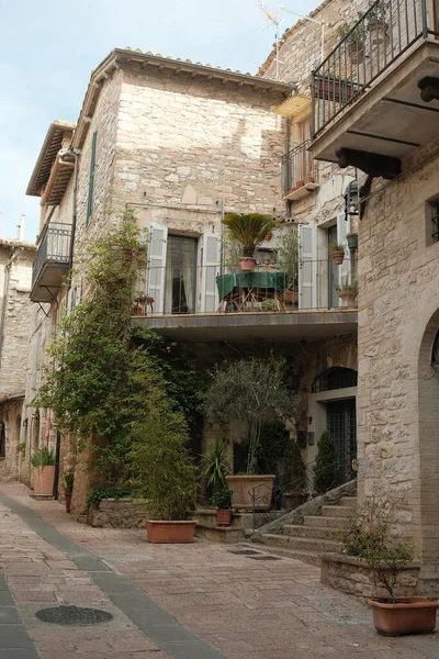 Eine Vertikale Aufnahme Eines Mittelalterlichen Gebäudes Der Italienischen Hügelstadt Assisi — Stockfoto
