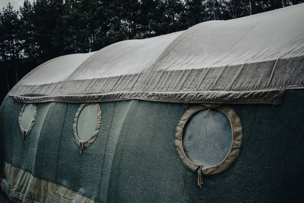 Tiro Lateral Uma Tenda Acampamento Chão Com Árvores Alinhadas Com — Fotografia de Stock