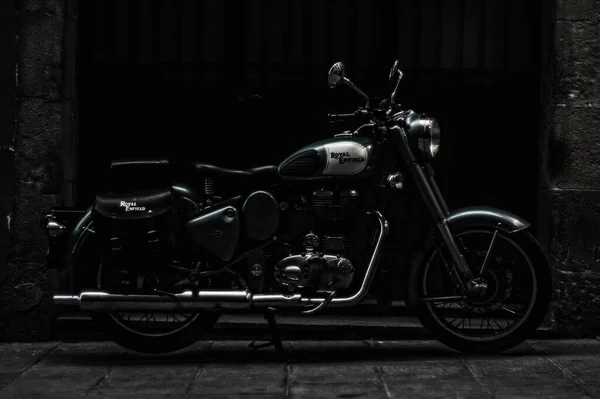 Bicicleta Estilo Clásico Estacionado Calle Royal Enfield Bullet — Foto de Stock