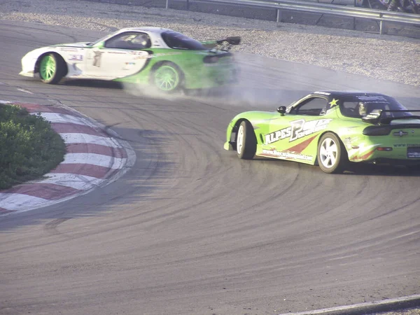 赛程中两辆绿色赛车的特写镜头 — 图库照片