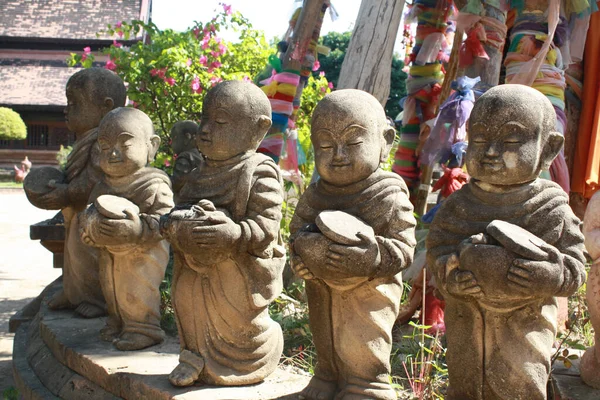 Die Statuen Der Mönche Einem Sonnigen Tag — Stockfoto