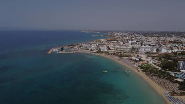 Fågelperspektiv Sandstrand Täckt Med Hotell Och Byggnader Mot Ett Turkost — Stockfoto