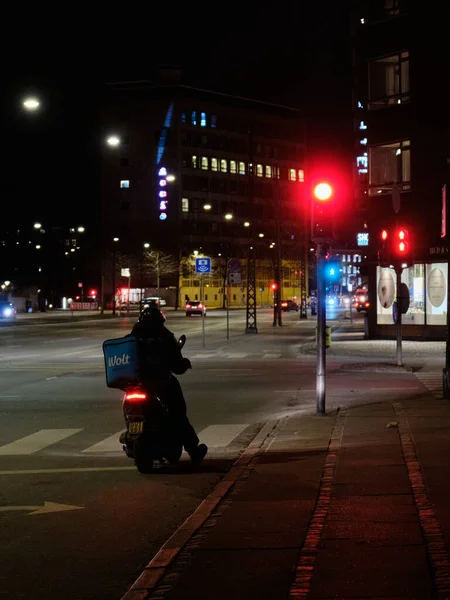 Eine Nächtliche Ansicht Einer Person Die Essen Dänemark Ausliefert — Stockfoto