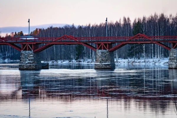 Una Toma Ángulo Bajo Hermoso Puente Sobre Río Skelleftea Suecia —  Fotos de Stock