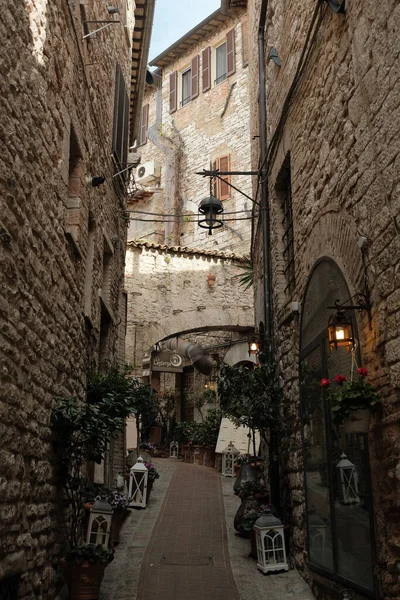 Egy Függőleges Felvétel Egy Középkori Utcáról Assisi Olasz Hegyi Városában — Stock Fotó