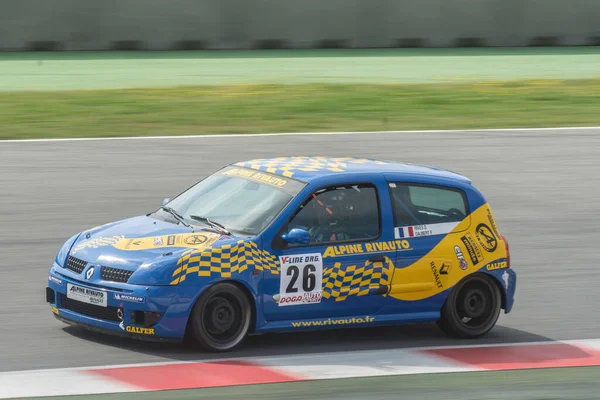 Asfalt Pistinde Yarış Arabası Renault Iklimi — Stok fotoğraf