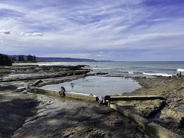 Avustralya Denizin Kayalık Kıyıları Yakınında Doğal Bir Havuzda Yüzen Bir — Stok fotoğraf