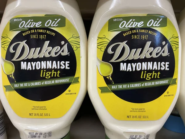 Duke 'ün mayonezinin olduğu bir perakende market rafı.