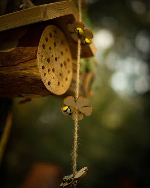 蜂の装飾が施された木製の工芸品の閉鎖 — ストック写真