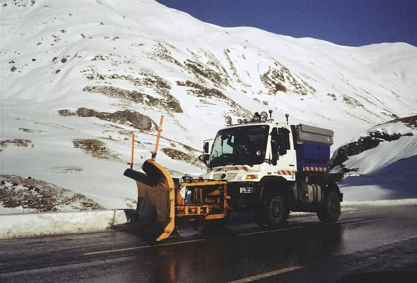 Caminhão Limpa Neves Clássico Branco Estrada Mercedes Benz Unimog U500 — Fotografia de Stock