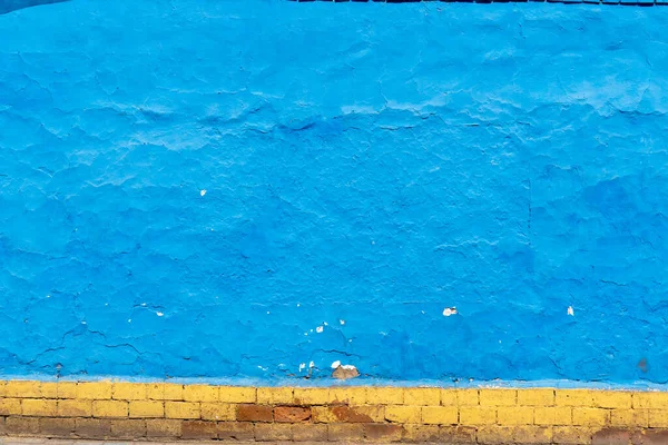 Una Pared Azul Agrietada Con Ladrillo Fuelle —  Fotos de Stock