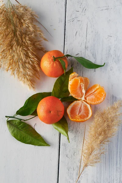 白く塗られた木製の表面に新鮮なジューシーなオレンジのトップビュー — ストック写真
