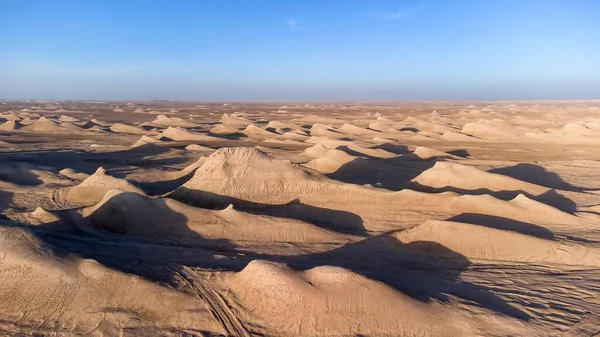 Desierto Arena Roja Bajo Cielo Despejado Día Soleado —  Fotos de Stock