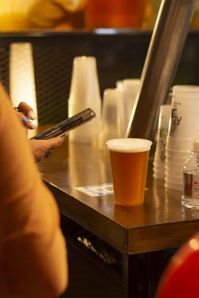 Serving Fresh Beer Plastic Cup Counter — Stock Photo, Image