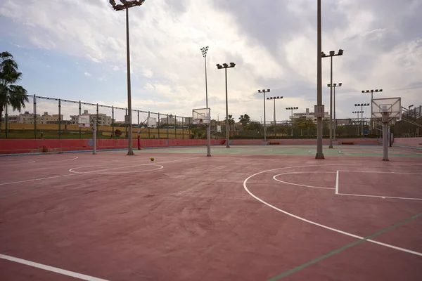 Прекрасний Вид Двір Баскетбольними Трибунами Лампочками — стокове фото
