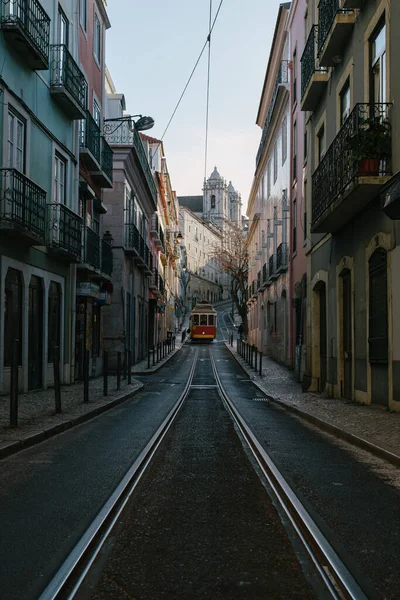 Plano Vertical Una Calle Típica Con Tranvía Sus Rieles Través — Foto de Stock