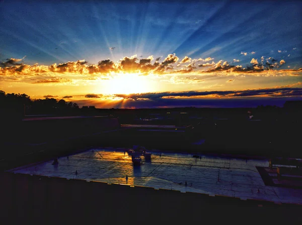 Een Schilderachtig Uitzicht Een Majestueuze Zonsondergang Met Expressieve Zonnestralen — Stockfoto