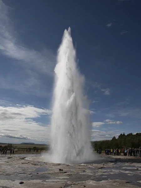 Primo Piano Geysir Con Uno Sfondo Blu Cielo — Foto Stock