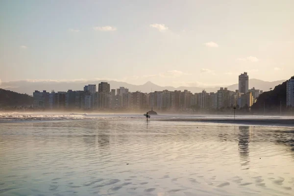 Sao Vicente Şehrindeki Itarare Plajı Brezilya Alacakaranlıkta Sahile Bakan Binalar — Stok fotoğraf