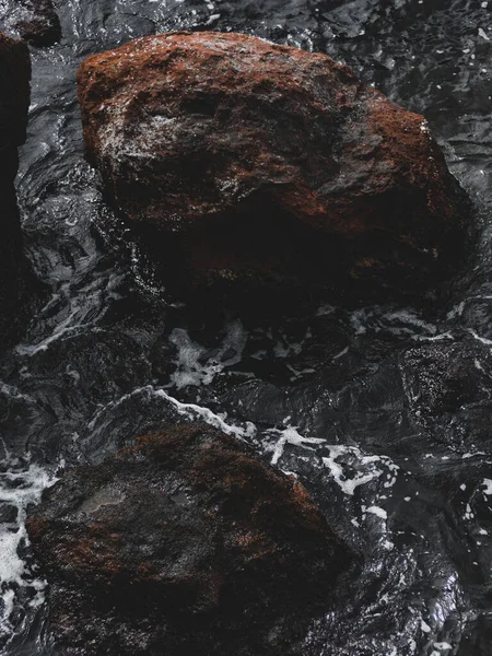 Uma Bela Foto Grandes Formações Rochosas Negras Mar Durante Dia — Fotografia de Stock