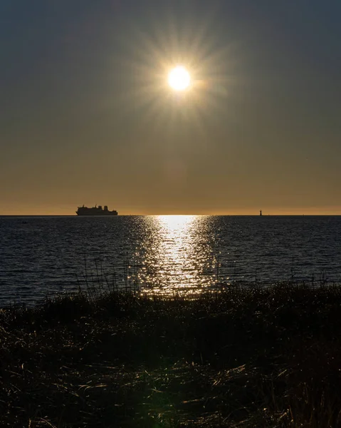 Sveç Gün Batımı Yansıması Olan Bir Denize Yakın Çekim — Stok fotoğraf
