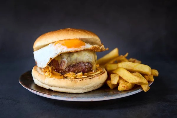 Zbliżenie Strzał Brunch Burger Talerzu Frytkami — Zdjęcie stockowe