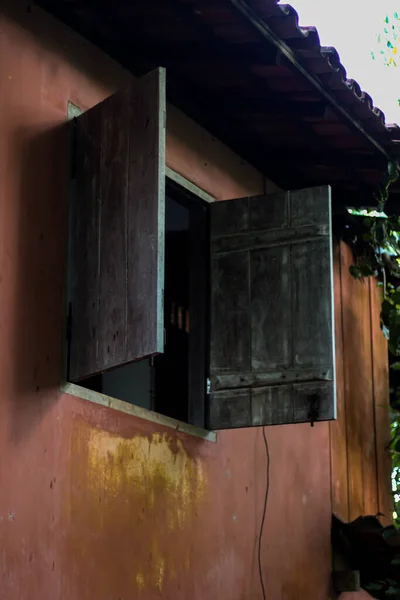 Antiguo Edificio Con Una Ventana Madera Estilo Español — Foto de Stock