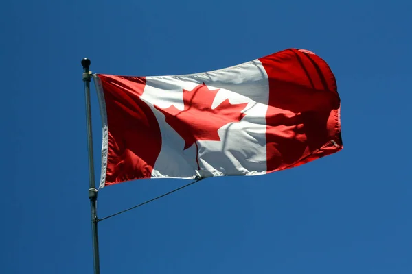 Bandeira Canadá Acenando Contra Céu Azul — Fotografia de Stock