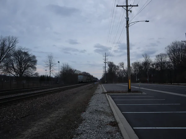 Een Avond Landschap Van Een Straat Met Een Spoorweg Aan — Stockfoto