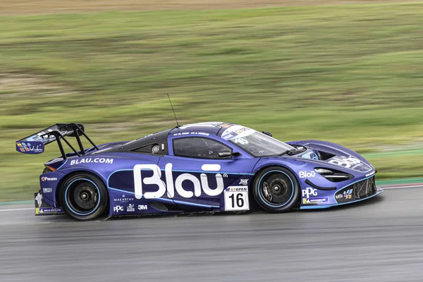 Coche Súper Rápido Pista Días Nublados Lluviosos Mclaren 720S —  Fotos de Stock