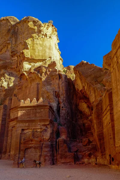 Egy Függőleges Felvétel Petra Templomról Siq Kanyonban Jordániában — Stock Fotó