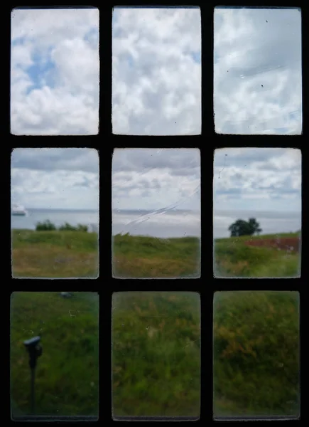 クロンボルグ城の窓からの眺めの垂直ショット — ストック写真