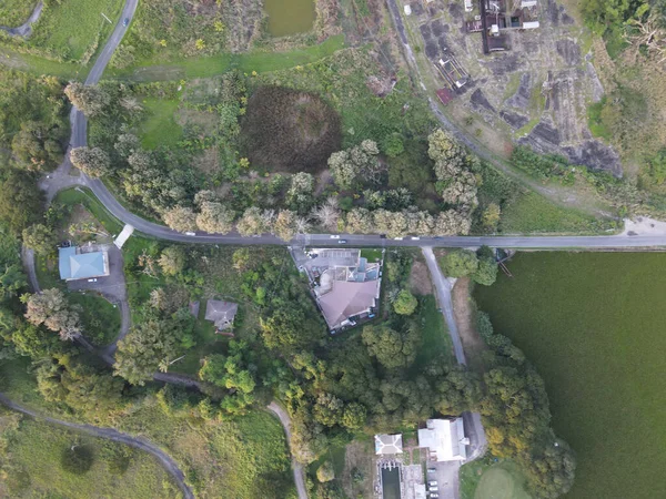 Een Lucht Landschap Shot Van Groene Velden Meer Groene Bomen — Stockfoto