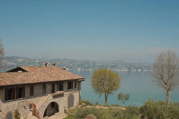 Vista Del Lago Garda Con Edificio Orilla Norte Italia — Foto de Stock